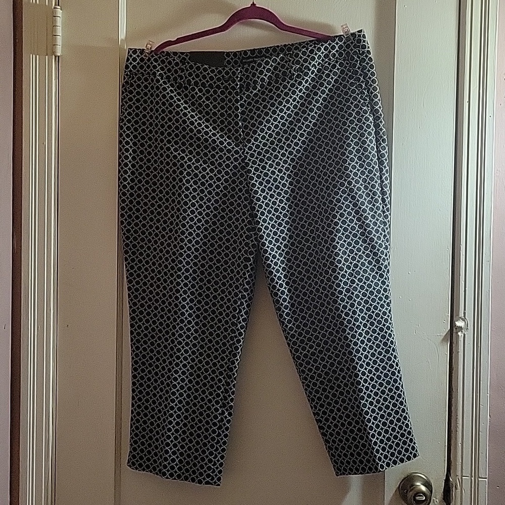 HILARY RADLEY Woman's Black/White Geometric Print Capri Pants, Size: 16, NWT